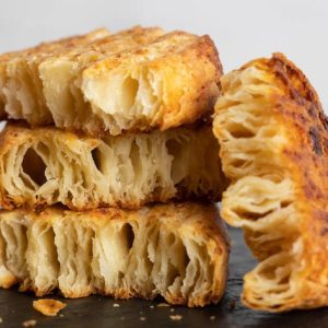 Pão de queijo folhado é o novo hit da By Kim
