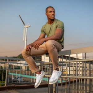 Sapatênis se mantém como item de estilo na moda masculina