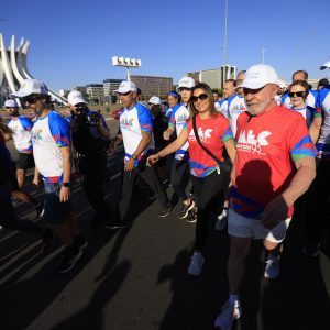 Lula inicia caminhada na Esplanada, em evento de celebração dos 95 anos do MEC