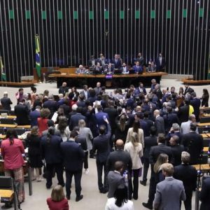 Partidos do Centrão garantem aprovação de urgência da anistia