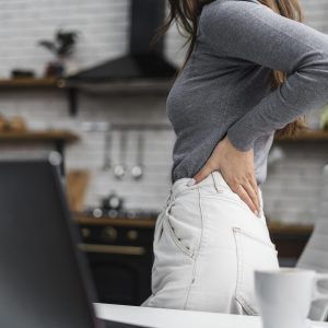 Dor nas costas? Veja como ajustar a postura e melhorar se u rendimento