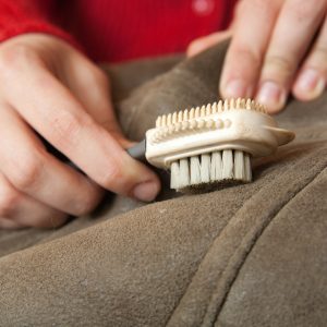 Mancha de vinho, gordura e glitter? Como salvar seu sofá das festas