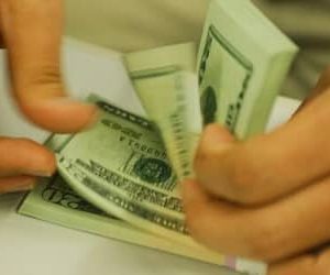 Dólar recua a R$ 5,25