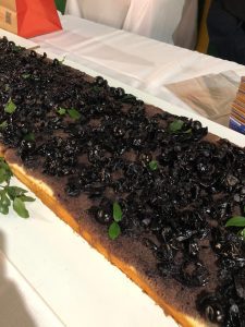 Maior bolo de jabuticaba do mundo é montado em BH com 61 metros Fonte: Divulgação