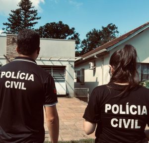 Polícia Civil prende duas pessoas por maus-tratos a animais e interdita canil em Dois Irmãos. Os animais foram apreendidos.