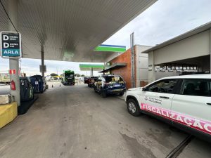 PRF participa de força-tarefa para fiscalizar irregularidades na venda de combustíveis na BR-290, em São Gabriel