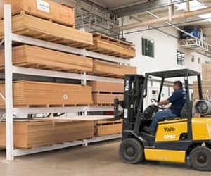 Guerra no Oriente Médio eleva preço das matérias-primas e pressiona indústria brasileira