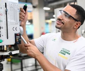 Programa oferece mais de 1,5 mil vagas gratuitas em cursos profissionalizantes