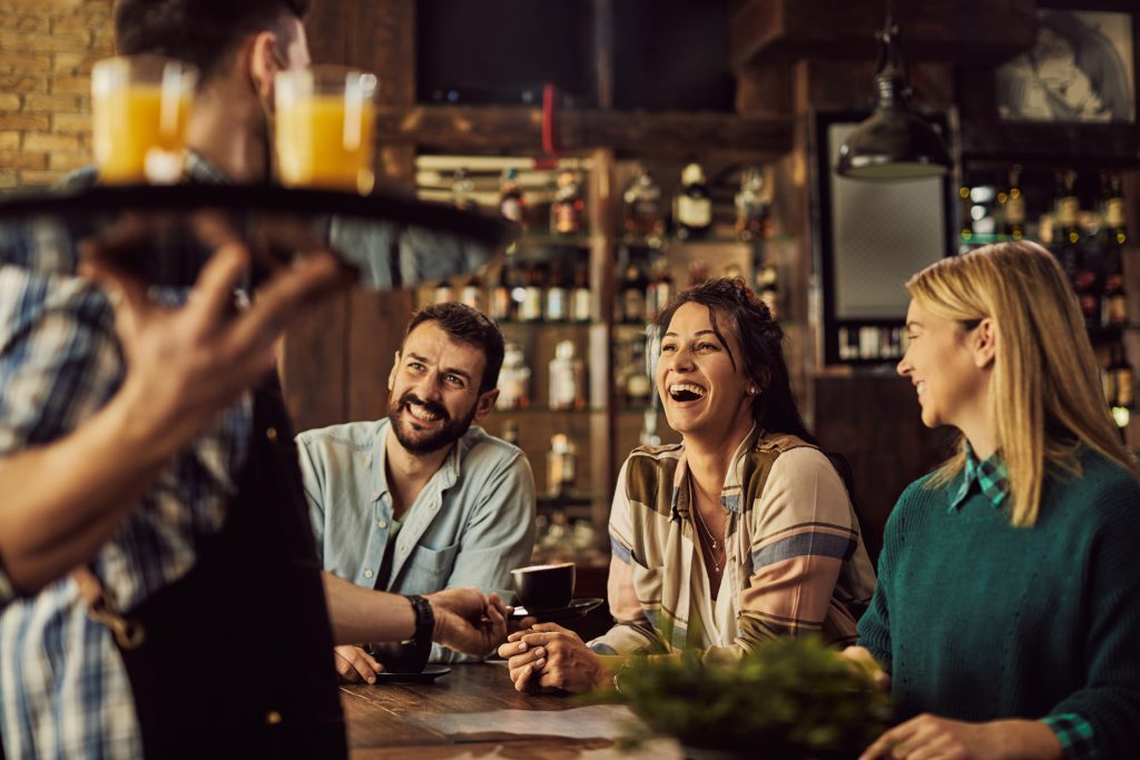 Bares e restaurantes revitalizam ruas e criam polos de convivência e cultura. Foto: Freepik