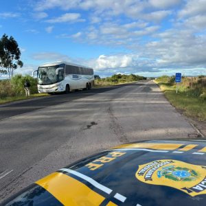 PRF prende mulher que furtou celular de idoso durante viagem de ônibus em Bagé