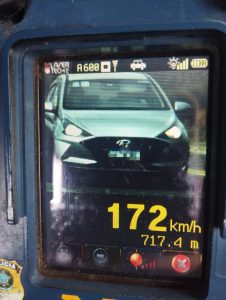 PRF flagra motorista dirigindo a 172 km/h na BR-293, em Candiota