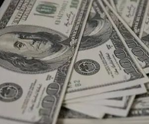 Dólar encerra último pregão aos R$ 4,99, em queda