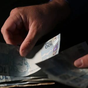 Endividamento entre quem ganha menos é impulsionado por saúde e desemprego, aponta pesquisa
