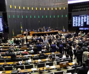 PEC do fim da escala 6×1 é “inadequada e inoportuna”, avalia CNI