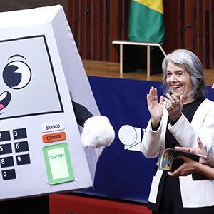 TSE celebra 30 anos da urna eletrônica e lança mascote para atrair eleitor jovem