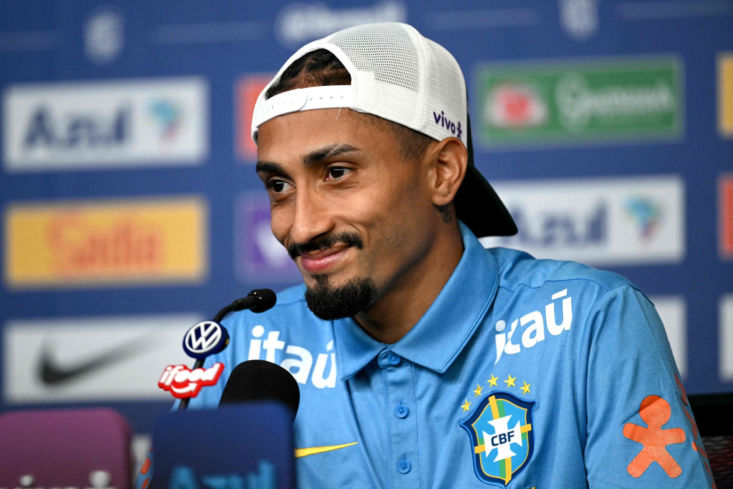Raphinha não vê TV nem olha redes sociais e tenta blindar jovens da seleção brasileira