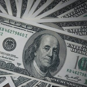 Dólar vai a maior nível desde 30 de março com piora na perspectiva sobre guerra