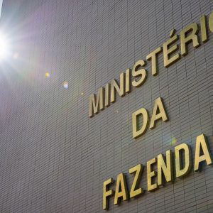 Fazenda notifica quatro bets e dois veículos por publicidade irregular na Copa