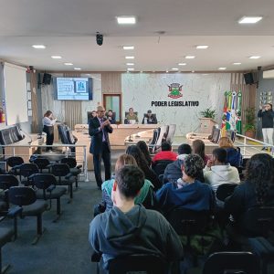 Câmara de Vereadores, através da Escola do Legislativo, promoveu nesta quarta-feira (17), a palestra “Conhecendo os Três Poderes”