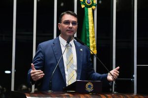 De ‘bolsa-farelo’ a ‘direito’: Flávio Bolsonaro passou de crítico a defensor do Bolsa Família