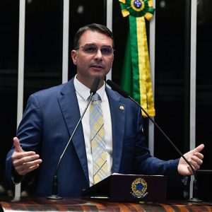 De ‘bolsa-farelo’ a ‘direito’: Flávio Bolsonaro passou de crítico a defensor do Bolsa Família