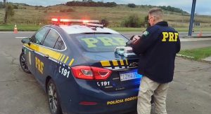PRF prende passageiro de carro de aplicativo transportando maconha em Sant’Ana do Livramento