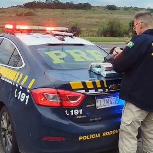 PRF prende passageiro de carro de aplicativo transportando maconha em Sant’Ana do Livramento