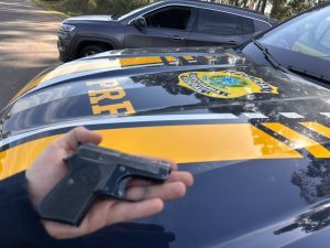 Homem é preso pela PRF após ganhar pistola em uma aposta
