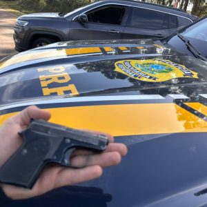 Homem é preso pela PRF após ganhar pistola em uma aposta