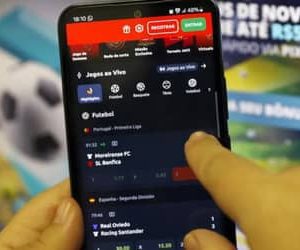 Após governo limitar publicidade, especialistas defendem proibição das bets no Brasil
