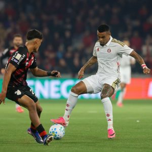 Athletico-PR aproveita erros do Inter, vence a quarta seguida e segue em 3º no Brasileirão