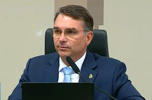 Críticas a Flávio Bolsonaro impulsionam Caiado nas redes, aponta levantamento da AP Exata