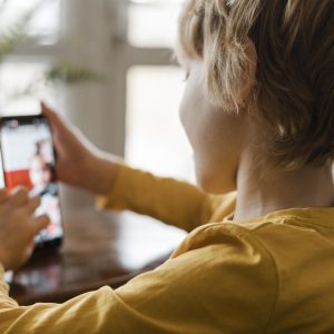 Por que as crianças estão usando menos celular no Brasil?