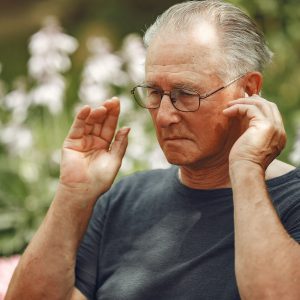Análise de sangue permite estimar o risco de Alzheimer em pessoas saudáveis até uma década antes, segundo um estudo