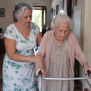 Filhos idosos enfrentam desafios ao cuidar de pais superidos