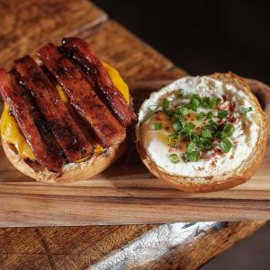 Hamburgueria autoral BRUTTUS celebra Dia do Bacon