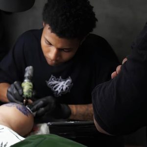 Brasileiro transforma realismo e memória em arte na pele