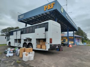 Abordagem de ônibus pela PRF termina com motorista e passageiros presos em Rosário do Sul