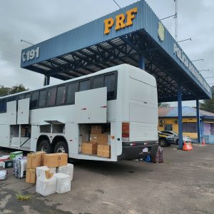 Abordagem de ônibus pela PRF termina com motorista e passageiros presos em Rosário do Sul