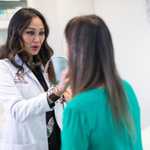 Solteiros apostam em skincare para cuidar da autoestima