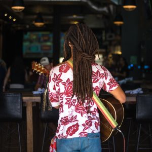 Reggae ganha espaço em bares e ajuda a criar identidade para os negócios 