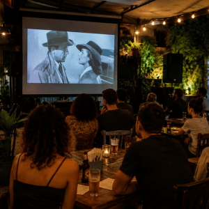 Bares apostam na exibição de filmes para criar experiências únicas  