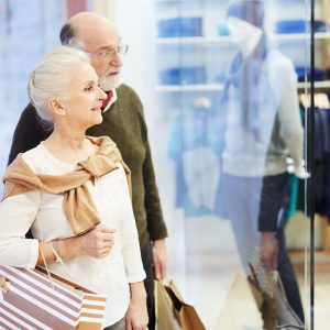 Consumidor 60+ movimenta o varejo e desafia estereótipos, aponta estudo inédito