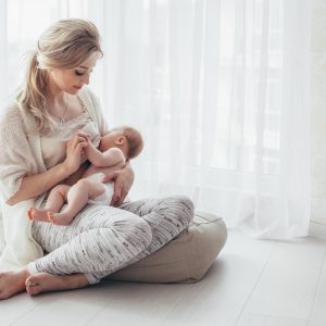 Aleitamento materno protege o bebê e traz benefícios para a saúde da mãe
