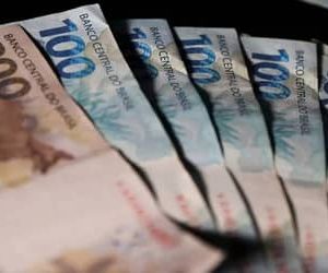 Inflação volta ao intervalo da meta, mas BC mantém cautela sobre novos cortes da Selic