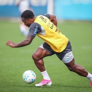 Elenco abre preparação para decisão