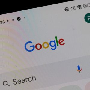Google reorganiza liderança da área de IA com a saída de Jeff Dean e uma nova função para Demis Hassabis
