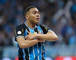 Carlos Vinícius faz 2 gols, Grêmio quebra tabu contra Inter e vai à semifinal da Copa do Brasil