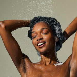 Como finalizar cabelo cacheado: passo a passo