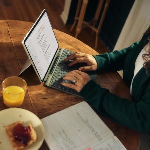 Pearson e AWS: IA reforça valor do ensino superior para 74%